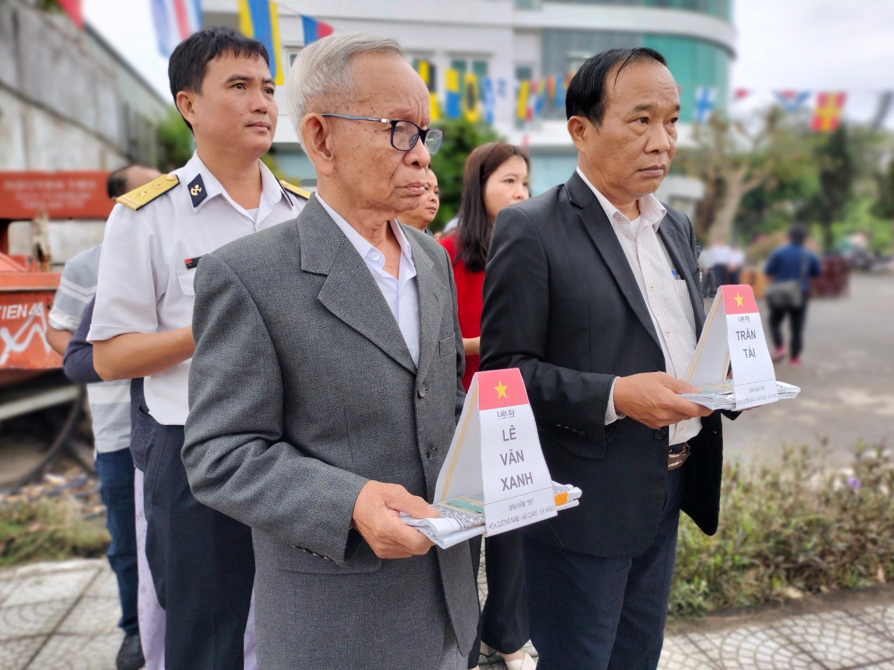 Thân nhân các gia đình ôm bài vị của các liệt sĩ để thực hiện nghi lễ truyền thống.