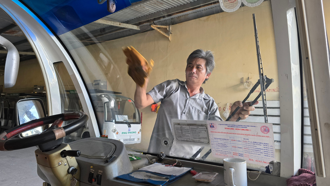 Về vấn đề này, lãnh đạo Sở Xây dựng TP. Đà Nẵng cho biết: Quy định của pháp luật không thể làm khác. Tuy nhiên, để chủ động, doanh nghiệp cần phối hợp với ngành du lịch khảo sát, lập phương án các tuyến đường phù hợp với loại hình vận tải này để có đề xuất cụ thể. Dựa trên phương án đề xuất đó, Sở sẽ xem xét khả năng cắm biển cho phép hoạt động theo đúng quy định hiện hành.