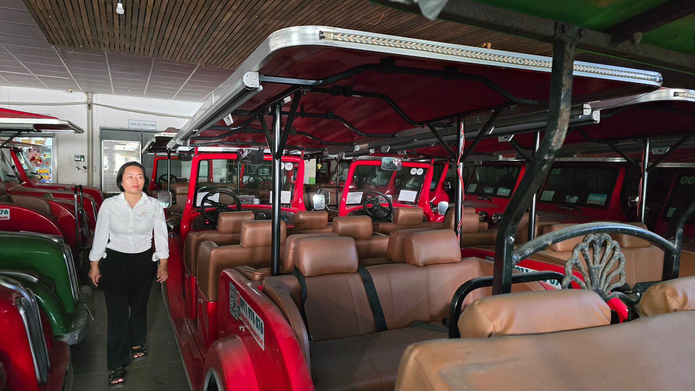 Do không được phép hoạt động nên các doanh nghiệp phải để không xe điện 4 bánh chờ tháo gỡ. Đại diện một công ty cho biết, trong thời gian dừng hoạt động, công ty tổn thất nặng nề về trang thiết bị. Mỗi xe điện cần sử dụng 12 bình ắc quy, do ngưng hoạt động quá lâu nên toàn bộ số bình ắc quy này đều hư hỏng.