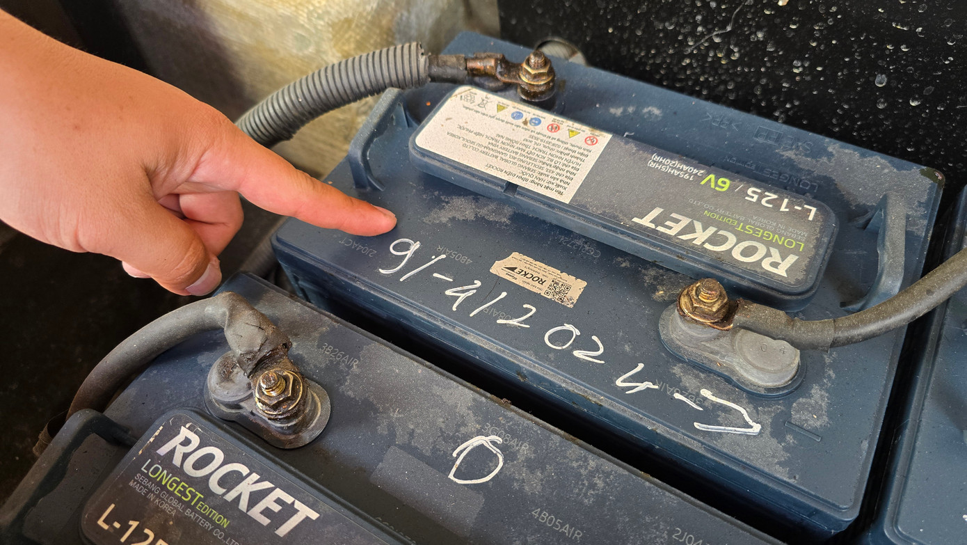 Để lâu ngày, bụi phủ các xe điện, trong khi hệ thống bình điện của xe bắt đầu hư hỏng, thiệt hại do lâu ngày không hoạt động. Trong đơn kiến nghị gửi UBND TP. Đà Nẵng, các doanh nghiệp mong thành phố sớm lắp đặt biển báo giới hạn tốc độ 30 km/h trên các tuyến đường nội đô, để xe điện 4 bánh được lưu thông trở lại theo đúng quy định. “Trước mắt, doanh nghiệp mong muốn được xem xét cho phép thí điểm hoạt động tạm tại một số tuyến phố có mật độ giao thông phù hợp, tương tự mô hình tại TPHCM đang làm” đại diện các công ty cho biết.