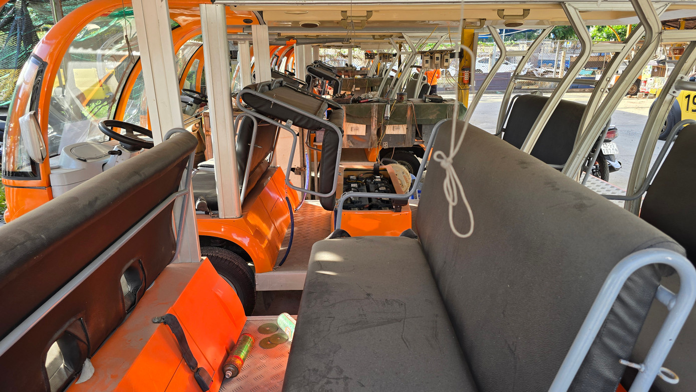 Để lâu ngày, bụi phủ các xe điện, trong khi hệ thống bình điện của xe bắt đầu hư hỏng, thiệt hại do lâu ngày không hoạt động. Trong đơn kiến nghị gửi UBND TP. Đà Nẵng, các doanh nghiệp mong thành phố sớm lắp đặt biển báo giới hạn tốc độ 30 km/h trên các tuyến đường nội đô, để xe điện 4 bánh được lưu thông trở lại theo đúng quy định. “Trước mắt, doanh nghiệp mong muốn được xem xét cho phép thí điểm hoạt động tạm tại một số tuyến phố có mật độ giao thông phù hợp, tương tự mô hình tại TPHCM đang làm” đại diện các công ty cho biết.