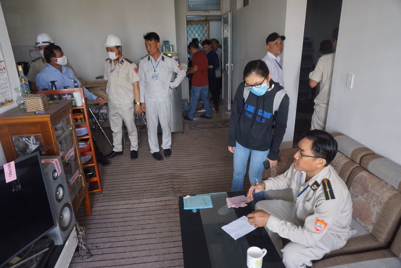 Lực lượng chức năng tiến hành lập biên bản, tiến hành niêm phong các tài sản của người dân trong các căn hộ chung cư. Lực lượng chức năng tiến hành lập biên bản, tiến hành niêm phong các tài sản của người dân trong các căn hộ chung cư.
