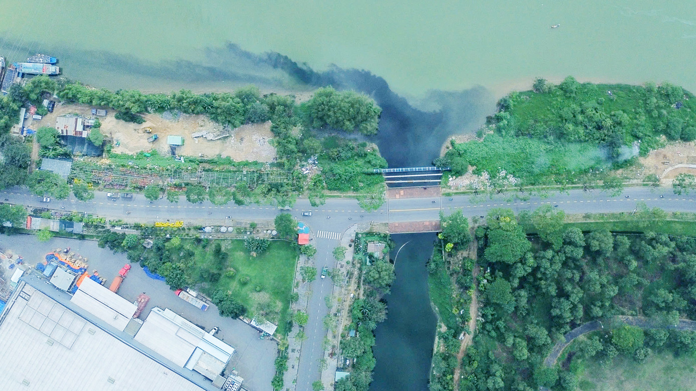 Tình trạng nước thải đen ngòm, hôi thối khiến người dân lo lắng về nguy cơ ô nhiễm. Tình trạng nước thải đen ngòm, hôi thối khiến người dân lo lắng về nguy cơ ô nhiễm.