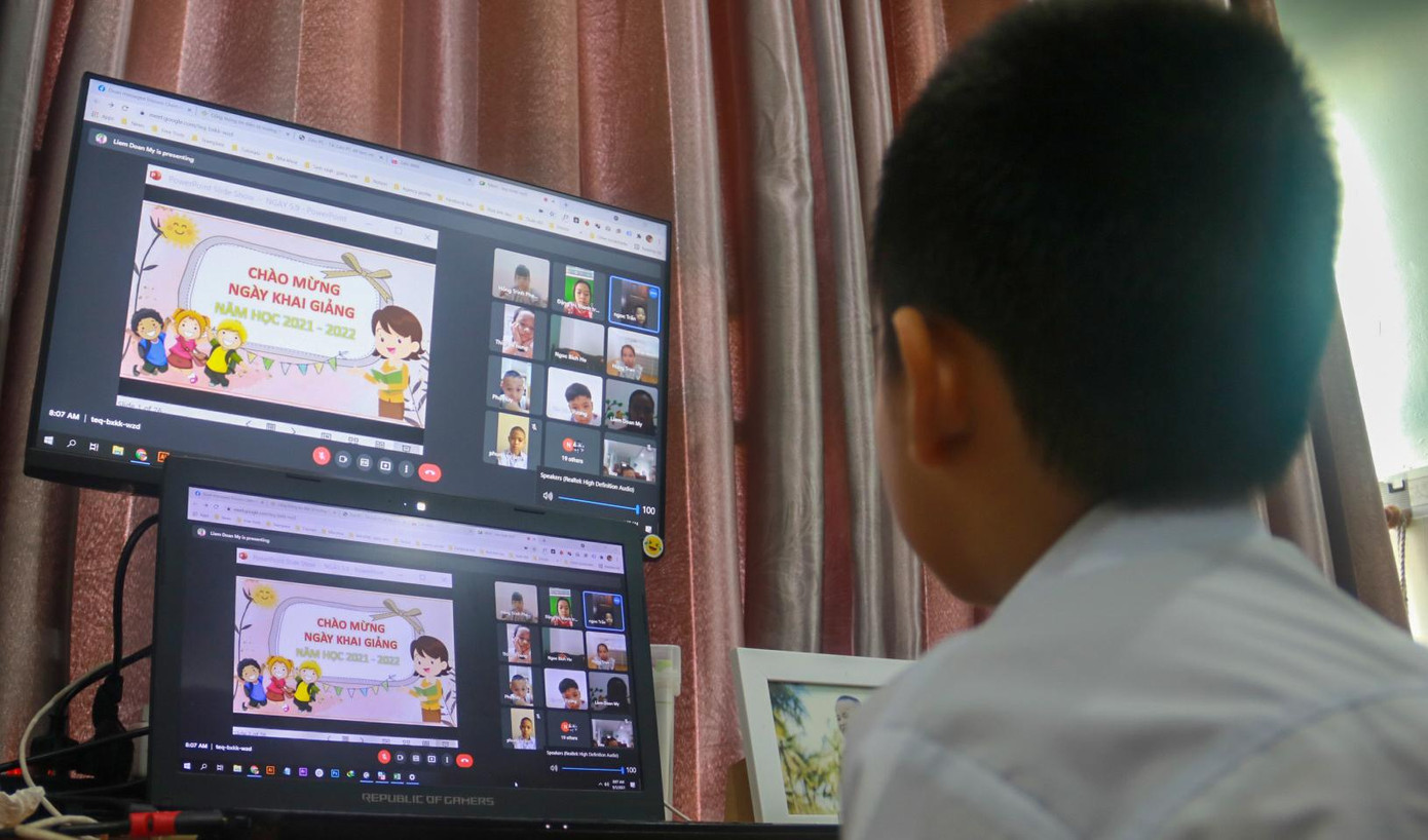 Đúng 7h30 theo lịch đã hẹn trước với phụ huynh, cô giáo bắt đầu gọi video để học sinh gặp mặt, làm quen với các thành viên trong lớp. Để việc học trực tuyến thuận lợi, bố mẹ Ken kết nối thêm màn hình tivi lớn để bé dễ dàng cho bé trong việc học.