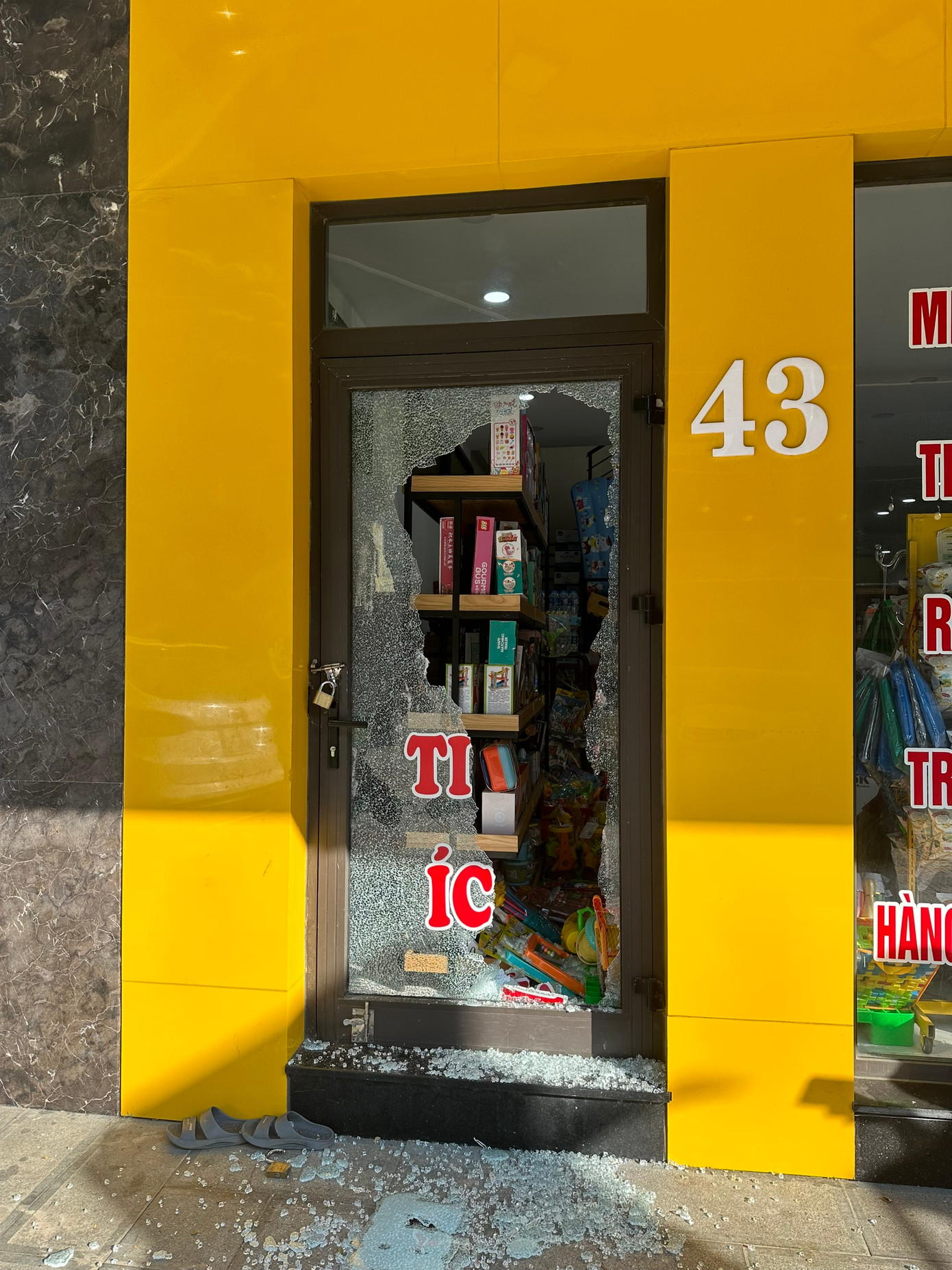 Cửa kính siêu thị bị đập nát. Cửa kính siêu thị bị đập nát.