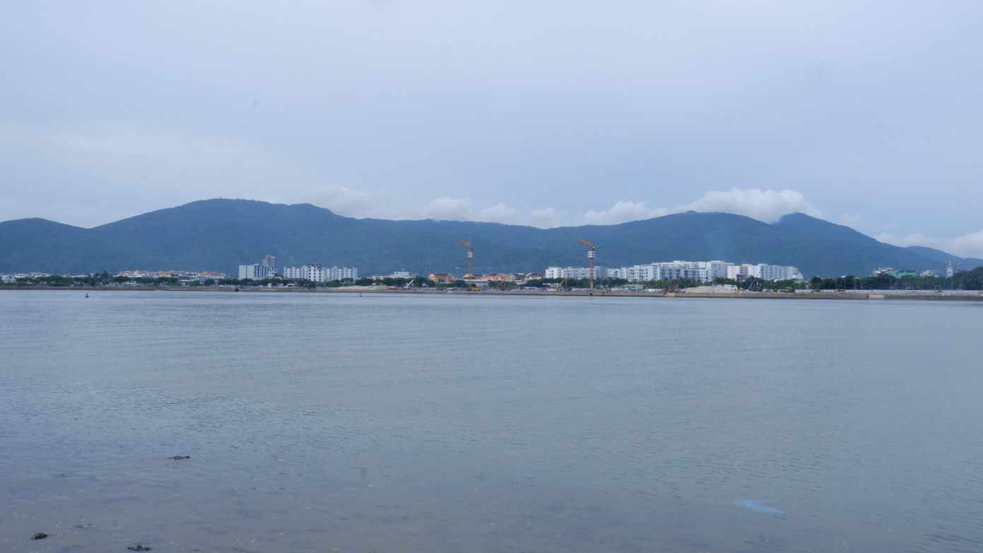 UBND TP. Đà Nẵng cũng cho biết, kế hoạch triển khai tiếp theo là hoàn thành công tác lựa chọn tư vấn báo cáo nghiên cứu tiền khả thi sau 3 tháng kể từ ngày được bố trí vốn chuẩn bị đầu tư. Thời gian dự kiến trong tháng 9/2024. Sau đó, hoàn thành, trình cấp có thẩm quyền thẩm định báo cáo nghiên cứu tiền khả thi dự án trong tháng 12 và hoàn tất báo cáo nghiên cứu khả thi vào tháng 8/2025.