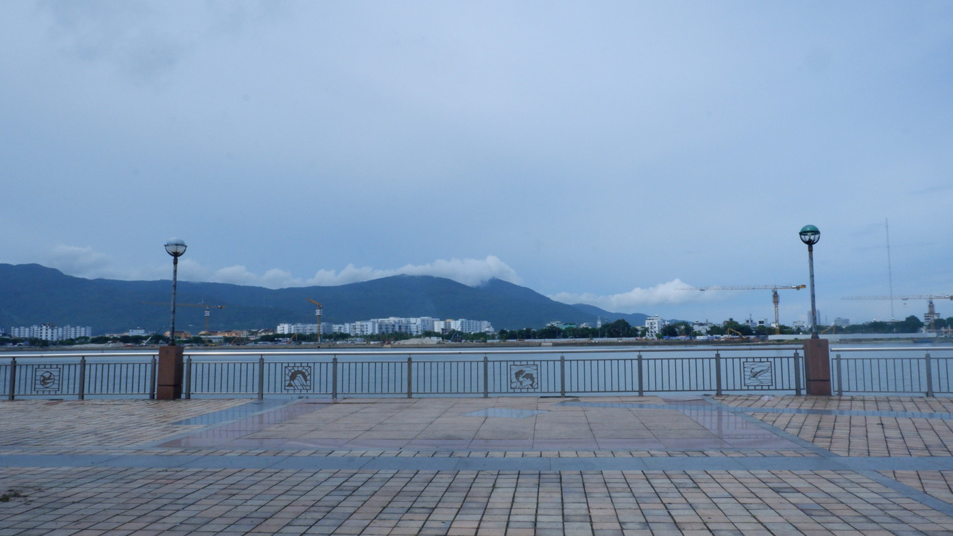 Khu vực bờ Tây sông Hàn nơi hầm sẽ đi qua. Hầm qua sông Hàn nằm trong quy hoạch thành phố Đà Nẵng thời kỳ 2021 - 2030, tầm nhìn đến năm 2050 đã được Thủ tướng Chính phủ phê duyệt, với phân kỳ đầu tư giai đoạn 2031 - 2045.