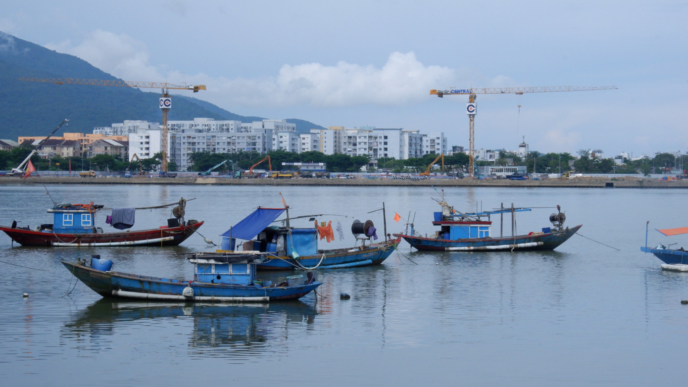 UBND TP. Đà Nẵng cho biết, đã chỉ đạo Sở GTVT đề xuất bố trí vốn năm 2024 để thực hiện công tác chuẩn bị đầu tư… Sở GTVT đã chủ động làm việc với chuyên gia trong lĩnh vực nghiên cứu các phương án cũng như rà soát, cập nhật vào các quy hoạch phân khu liên quan để đảm bảo tính thống nhất. Trên cơ sở đó, Sở này sẽ xây dựng phương án khảo sát phục vụ công tác lựa chọn đơn vị tư vấn thiết kế để lập hồ sơ báo cáo nghiên cứu tiền khả thi dự án.