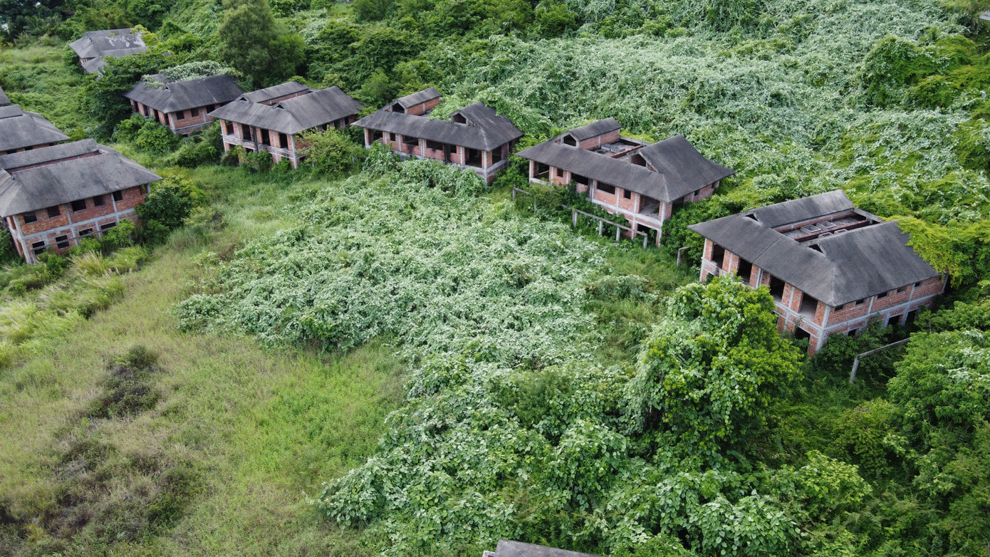 Các căn biệt thự ở vịnh Bãi Trẹm đã bị cây cối bao phủ tạo nên khung cảnh ma mị giữa bát ngát núi rừng Sơn Trà.