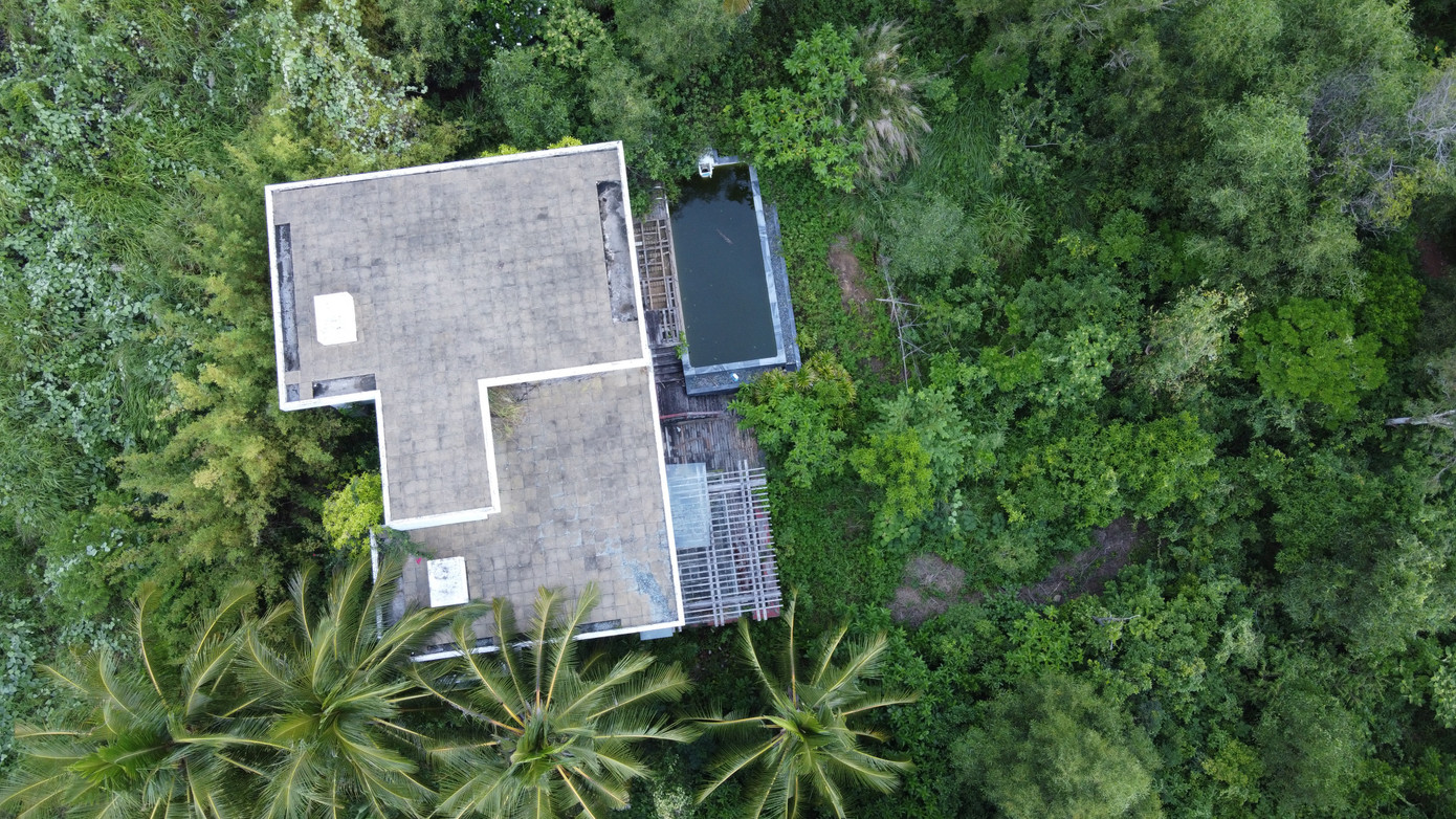 Một biệt thự ở Sơn Trà được xây dựng xong với bể bơi ngoài trời nhưng bị bỏ hoang giữa núi rừng Sơn Trà nhiều năm nay.