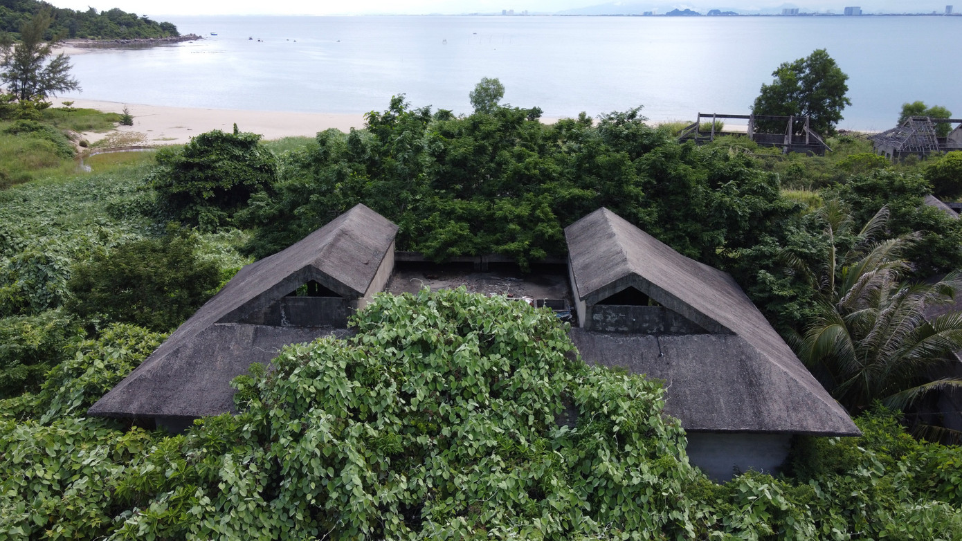 Trong tổng số 18 dự án được UBND TP. Đà Nẵng phê duyệt ở Sơn Trà, có 9 dự án với một phần là diện tích rừng tự nhiên (163 ha) nhưng chưa xác định phương án giao quản lý, bảo vệ rừng; 7 dự án giao đất, cho thuê đất vi phạm về an ninh quốc phòng.