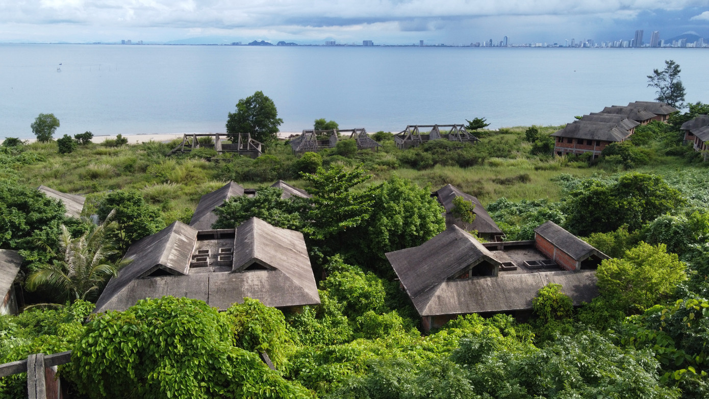 Trong số các dự án bỏ hoang, gây mất mỹ quan, lãng phí nhiều năm ở Sơn Trà là dự án Resort tại khu vực vịnh Bãi Trẹm. Chủ đầu tư đã cho xây dựng xong phần thô các biệt thự rồi tạm dừng, bỏ hoang đã hơn chục năm qua.