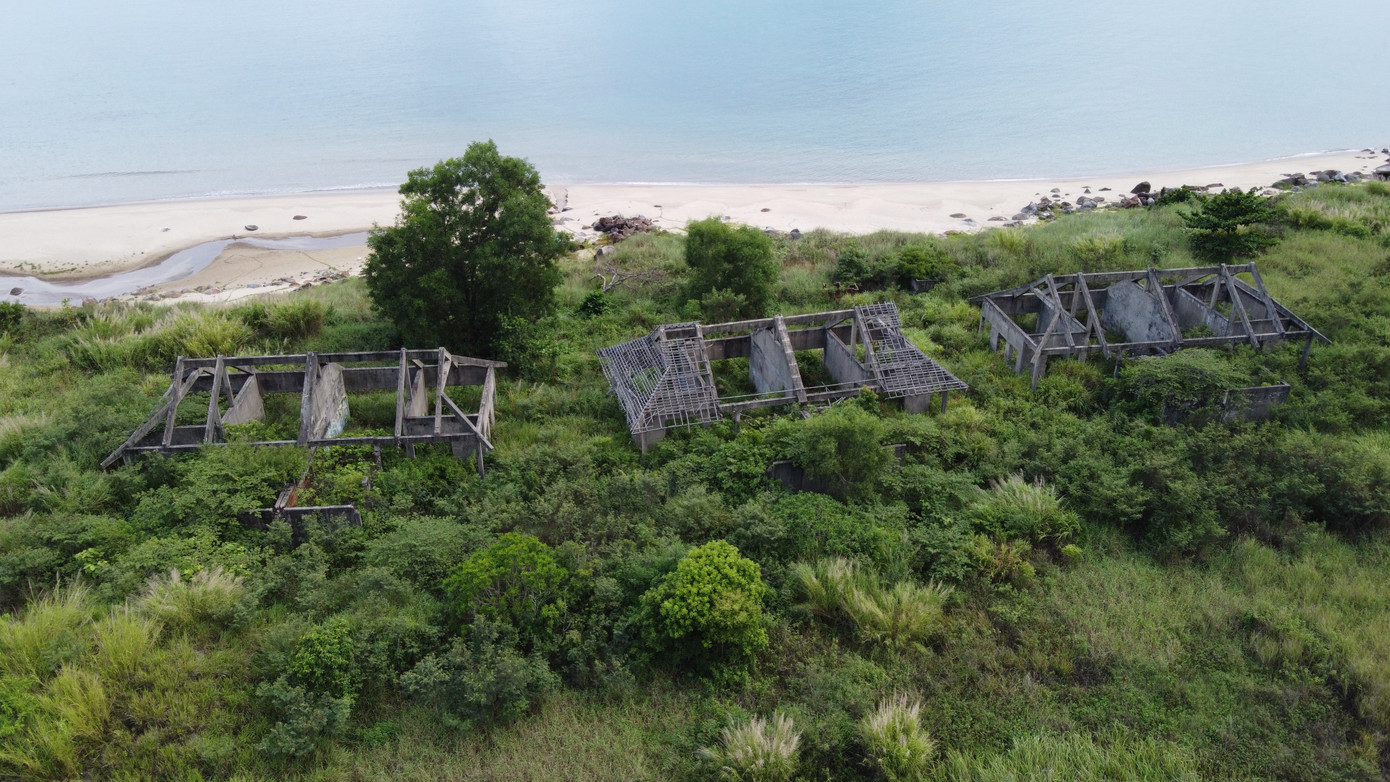 Vị trí đắc địa của bán đảo Sơn Trà với bãi biển đẹp, lưng tựa núi. Tuy nhiên, chục năm qua, những căn biệt thự dở dang này bỏ hoang khiến khung cảnh ở đây hoang tàn, đổ nát.