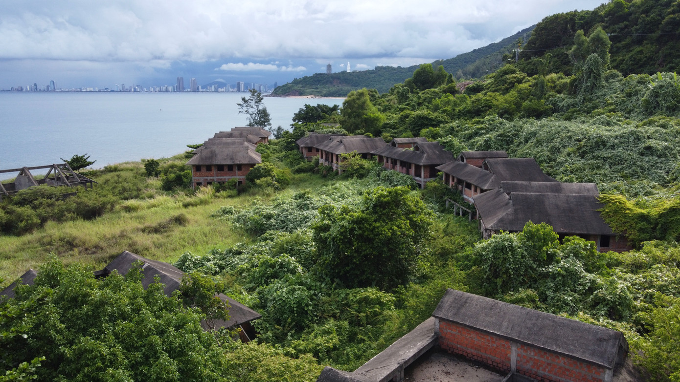 Bán đảo Sơn Trà là địa điểm du lịch nổi tiếng của TP. Đà Nẵng. Từ nhiều năm trước, chính quyền TP đã cấp phép cho nhiều các dự án nghỉ dưỡng cao cấp để phát triển du lịch. Tuy nhiên, đến nay nhiều dự án ở Sơn Trà dọc tuyến đường Hoàng Sa xây dựng dang dở, bỏ hoang nhiều năm nay.