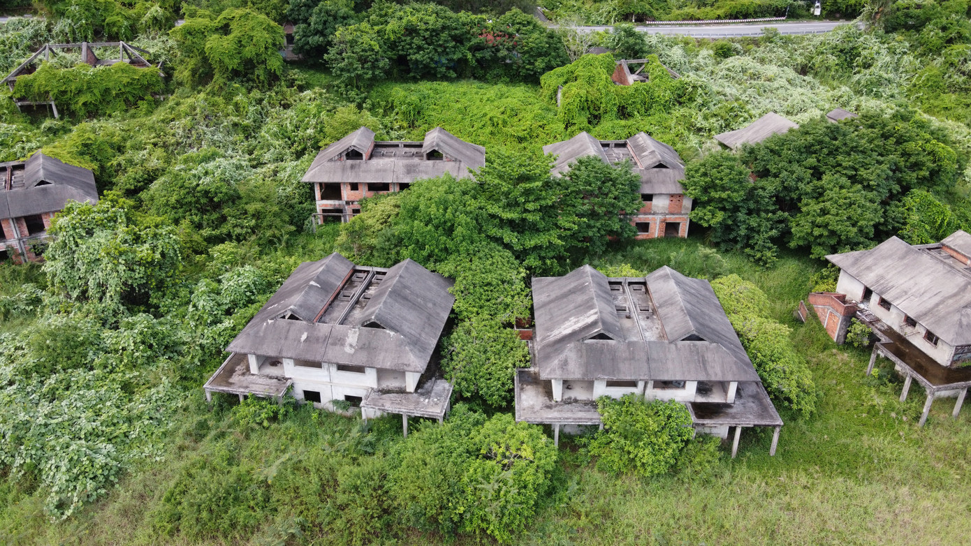 Theo quy hoạch được cấp phép, dự án này bao gồm 204 lô đất để xây dựng các cụm resort, 22 biệt thự cao cấp, nhà hàng và một khách sạn 5 sao 18 tầng..., với vốn đầu tư khoảng 20 triệu USD.