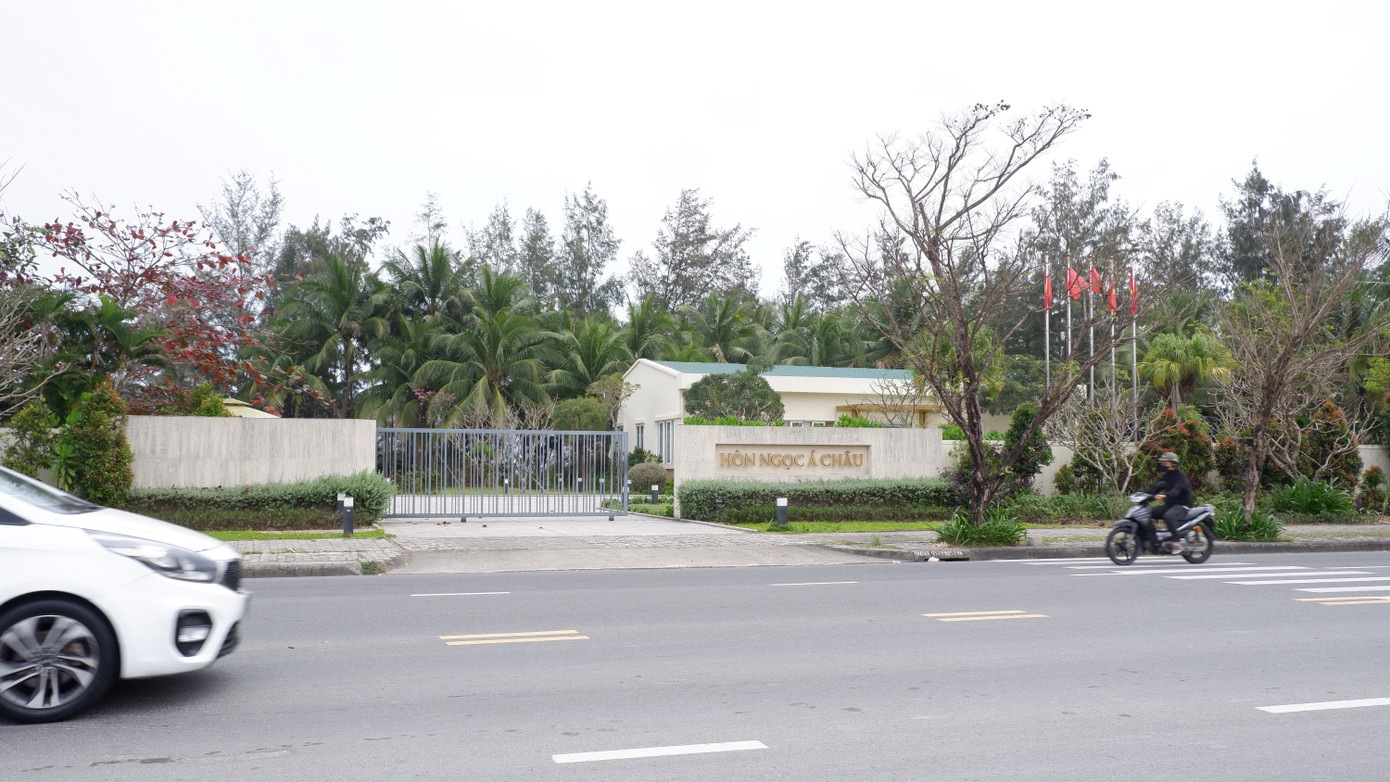 Nằm trên đường Trường Sa ở vị trí đắc địa là dự án Hòn Ngọc Á Châu được cấp chứng nhận vào năm 2009 do Công ty CP Hòn Ngọc Á Châu làm chủ đầu tư nhiều năm nay chưa thấy triển khai. Dự án này nằm trong số 16 dự án được Nghị quyết cho phép xử lý về giá đất tính thu tiền sử dụng đất, tiền thuê đất trong Kết luận thanh tra 2852. Nằm trên đường Trường Sa ở vị trí đắc địa là dự án Hòn Ngọc Á Châu được cấp chứng nhận vào năm 2009 do Công ty CP Hòn Ngọc Á Châu làm chủ đầu tư nhiều năm nay chưa thấy triển khai. Dự án này nằm trong số 16 dự án được Nghị quyết cho phép xử lý về giá đất tính thu tiền sử dụng đất, tiền thuê đất trong Kết luận thanh tra 2852.