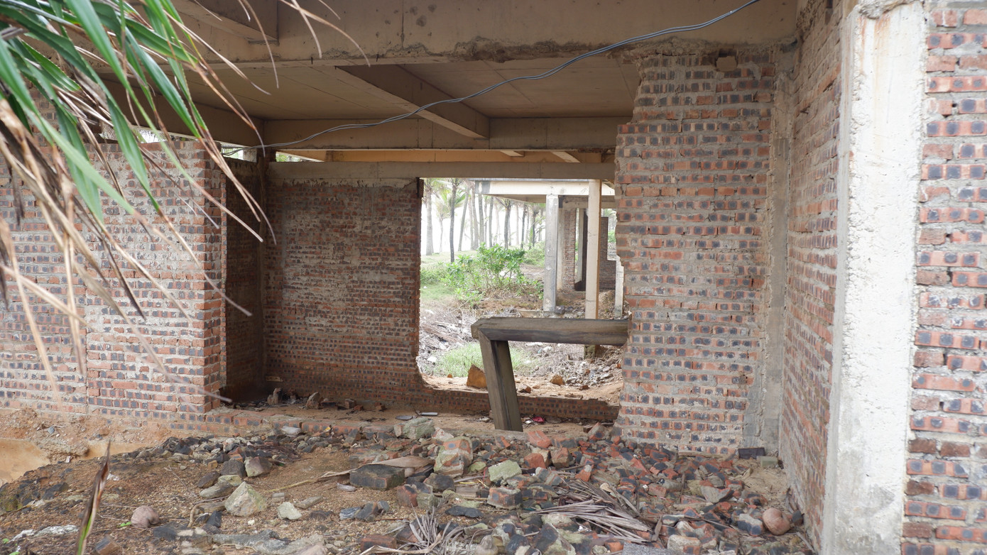 Việc tháo gỡ khó khăn, vướng mắc các dự án được Quốc hội nêu 5 nguyên tắc thực hiện trong Nghị quyết vừa ban hành. Trong đó, nêu rõ, các kết luận thanh tra, kiểm tra, bản án đã có hiệu lực phải được thực hiện nghiêm. Chỉ xem xét, xử lý, tháo gỡ khó khăn, vướng mắc đối với việc thực hiện các kết luận thanh tra, kiểm tra, bản án mà nguyên nhân dẫn đến vi phạm, sai phạm do lỗi của cơ quan quản lý nhà nước hoặc do lỗi của cả cơ quan quản lý nhà nước và nhà đầu tư; sau khi đã xử lý nghiêm các tổ chức, cá nhân vi phạm theo quy định của Đảng, pháp luật của nhà nước và khắc phục hậu quả các vi phạm về kinh tế, thu hồi lợi ích vật chất do hành vi vi phạm. Việc tháo gỡ khó khăn, vướng mắc các dự án được Quốc hội nêu 5 nguyên tắc thực hiện trong Nghị quyết vừa ban hành. Trong đó, nêu rõ, các kết luận thanh tra, kiểm tra, bản án đã có hiệu lực phải được thực hiện nghiêm. Chỉ xem xét, xử lý, tháo gỡ khó khăn, vướng mắc đối với việc thực hiện các kết luận thanh tra, kiểm tra, bản án mà nguyên nhân dẫn đến vi phạm, sai phạm do lỗi của cơ quan quản lý nhà nước hoặc do lỗi của cả cơ quan quản lý nhà nước và nhà đầu tư; sau khi đã xử lý nghiêm các tổ chức, cá nhân vi phạm theo quy định của Đảng, pháp luật của nhà nước và khắc phục hậu quả các vi phạm về kinh tế, thu hồi lợi ích vật chất do hành vi vi phạm.