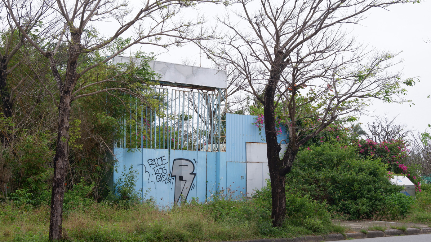 Việc tháo gỡ khó khăn, vướng mắc các dự án được Quốc hội nêu 5 nguyên tắc thực hiện trong Nghị quyết vừa ban hành. Trong đó, nêu rõ, các kết luận thanh tra, kiểm tra, bản án đã có hiệu lực phải được thực hiện nghiêm. Chỉ xem xét, xử lý, tháo gỡ khó khăn, vướng mắc đối với việc thực hiện các kết luận thanh tra, kiểm tra, bản án mà nguyên nhân dẫn đến vi phạm, sai phạm do lỗi của cơ quan quản lý nhà nước hoặc do lỗi của cả cơ quan quản lý nhà nước và nhà đầu tư; sau khi đã xử lý nghiêm các tổ chức, cá nhân vi phạm theo quy định của Đảng, pháp luật của nhà nước và khắc phục hậu quả các vi phạm về kinh tế, thu hồi lợi ích vật chất do hành vi vi phạm. Việc tháo gỡ khó khăn, vướng mắc các dự án được Quốc hội nêu 5 nguyên tắc thực hiện trong Nghị quyết vừa ban hành. Trong đó, nêu rõ, các kết luận thanh tra, kiểm tra, bản án đã có hiệu lực phải được thực hiện nghiêm. Chỉ xem xét, xử lý, tháo gỡ khó khăn, vướng mắc đối với việc thực hiện các kết luận thanh tra, kiểm tra, bản án mà nguyên nhân dẫn đến vi phạm, sai phạm do lỗi của cơ quan quản lý nhà nước hoặc do lỗi của cả cơ quan quản lý nhà nước và nhà đầu tư; sau khi đã xử lý nghiêm các tổ chức, cá nhân vi phạm theo quy định của Đảng, pháp luật của nhà nước và khắc phục hậu quả các vi phạm về kinh tế, thu hồi lợi ích vật chất do hành vi vi phạm.