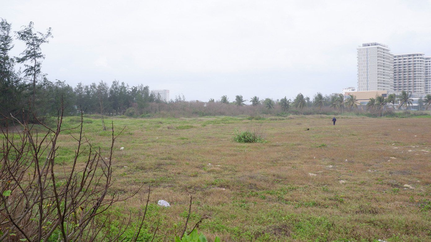 Hơn 12ha dự án Hòn Ngọc Á Châu với vốn đầu tư 4.800 tỷ đồng đến nay vẫn chỉ là những bãi đất trống, bỏ hoang. Nghị quyết mới của Quốc hội quy định, các dự án được Nhà nước giao đất, cho phép chuyển mục đích sử dụng đất từ ngày 27/2/2006 đến trước ngày 1/7/2014 thì giá đất tính tiền sử dụng đất và các nghĩa vụ tài chính là giá đất trong bảng giá tại thời điểm ban hành quyết định giao đất, cho phép chuyển mục đích sử dụng; trường hợp tại thời điểm ban hành quyết định giao đất, cho phép chuyển mục đích sử dụng mà giá đất chưa sát với giá thực tế trên thị trường trong điều kiện bình thường thì UBND TP Đà Nẵng quyết định giá đất cụ thể cho phù hợp.... Hơn 12ha dự án Hòn Ngọc Á Châu với vốn đầu tư 4.800 tỷ đồng đến nay vẫn chỉ là những bãi đất trống, bỏ hoang. Nghị quyết mới của Quốc hội quy định, các dự án được Nhà nước giao đất, cho phép chuyển mục đích sử dụng đất từ ngày 27/2/2006 đến trước ngày 1/7/2014 thì giá đất tính tiền sử dụng đất và các nghĩa vụ tài chính là giá đất trong bảng giá tại thời điểm ban hành quyết định giao đất, cho phép chuyển mục đích sử dụng; trường hợp tại thời điểm ban hành quyết định giao đất, cho phép chuyển mục đích sử dụng mà giá đất chưa sát với giá thực tế trên thị trường trong điều kiện bình thường thì UBND TP Đà Nẵng quyết định giá đất cụ thể cho phù hợp....