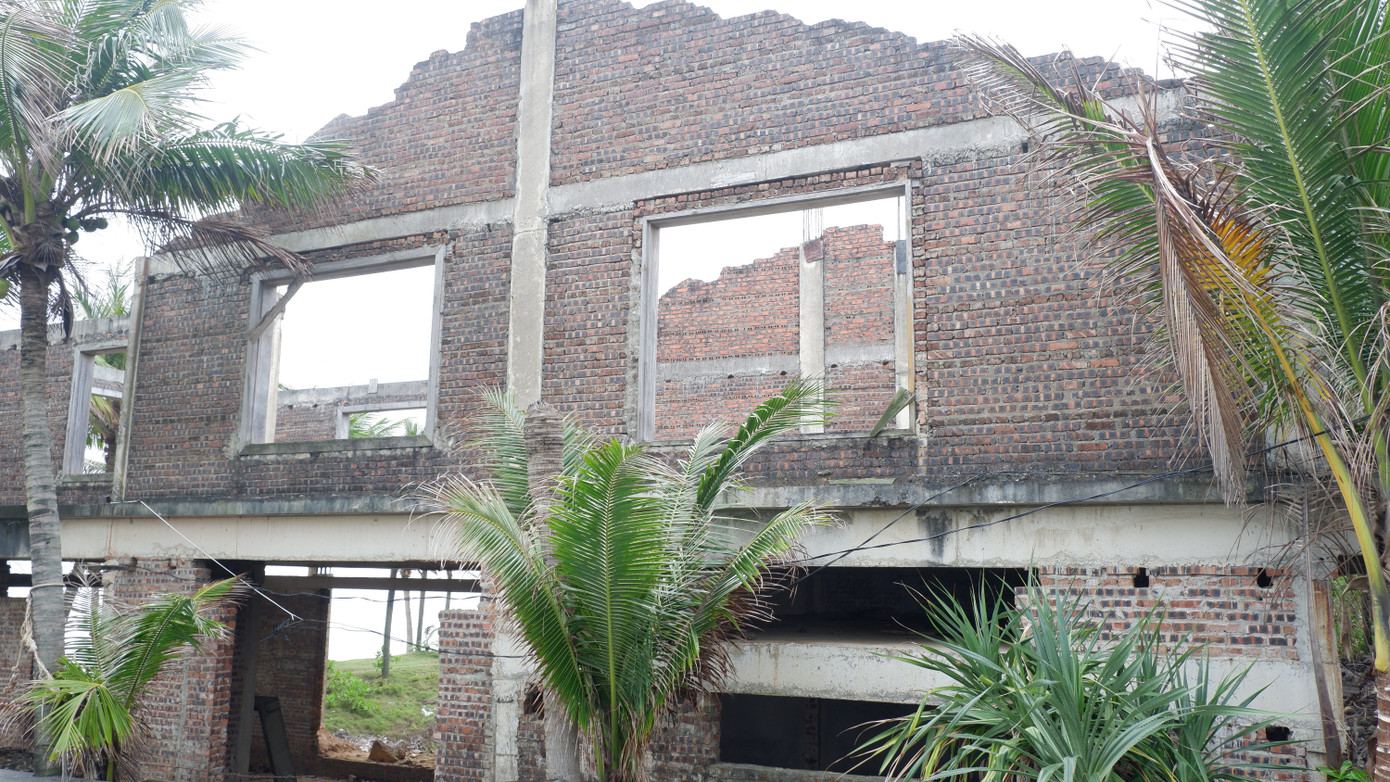 Việc tháo gỡ khó khăn, vướng mắc các dự án được Quốc hội nêu 5 nguyên tắc thực hiện trong Nghị quyết vừa ban hành. Trong đó, nêu rõ, các kết luận thanh tra, kiểm tra, bản án đã có hiệu lực phải được thực hiện nghiêm. Chỉ xem xét, xử lý, tháo gỡ khó khăn, vướng mắc đối với việc thực hiện các kết luận thanh tra, kiểm tra, bản án mà nguyên nhân dẫn đến vi phạm, sai phạm do lỗi của cơ quan quản lý nhà nước hoặc do lỗi của cả cơ quan quản lý nhà nước và nhà đầu tư; sau khi đã xử lý nghiêm các tổ chức, cá nhân vi phạm theo quy định của Đảng, pháp luật của nhà nước và khắc phục hậu quả các vi phạm về kinh tế, thu hồi lợi ích vật chất do hành vi vi phạm. Việc tháo gỡ khó khăn, vướng mắc các dự án được Quốc hội nêu 5 nguyên tắc thực hiện trong Nghị quyết vừa ban hành. Trong đó, nêu rõ, các kết luận thanh tra, kiểm tra, bản án đã có hiệu lực phải được thực hiện nghiêm. Chỉ xem xét, xử lý, tháo gỡ khó khăn, vướng mắc đối với việc thực hiện các kết luận thanh tra, kiểm tra, bản án mà nguyên nhân dẫn đến vi phạm, sai phạm do lỗi của cơ quan quản lý nhà nước hoặc do lỗi của cả cơ quan quản lý nhà nước và nhà đầu tư; sau khi đã xử lý nghiêm các tổ chức, cá nhân vi phạm theo quy định của Đảng, pháp luật của nhà nước và khắc phục hậu quả các vi phạm về kinh tế, thu hồi lợi ích vật chất do hành vi vi phạm.