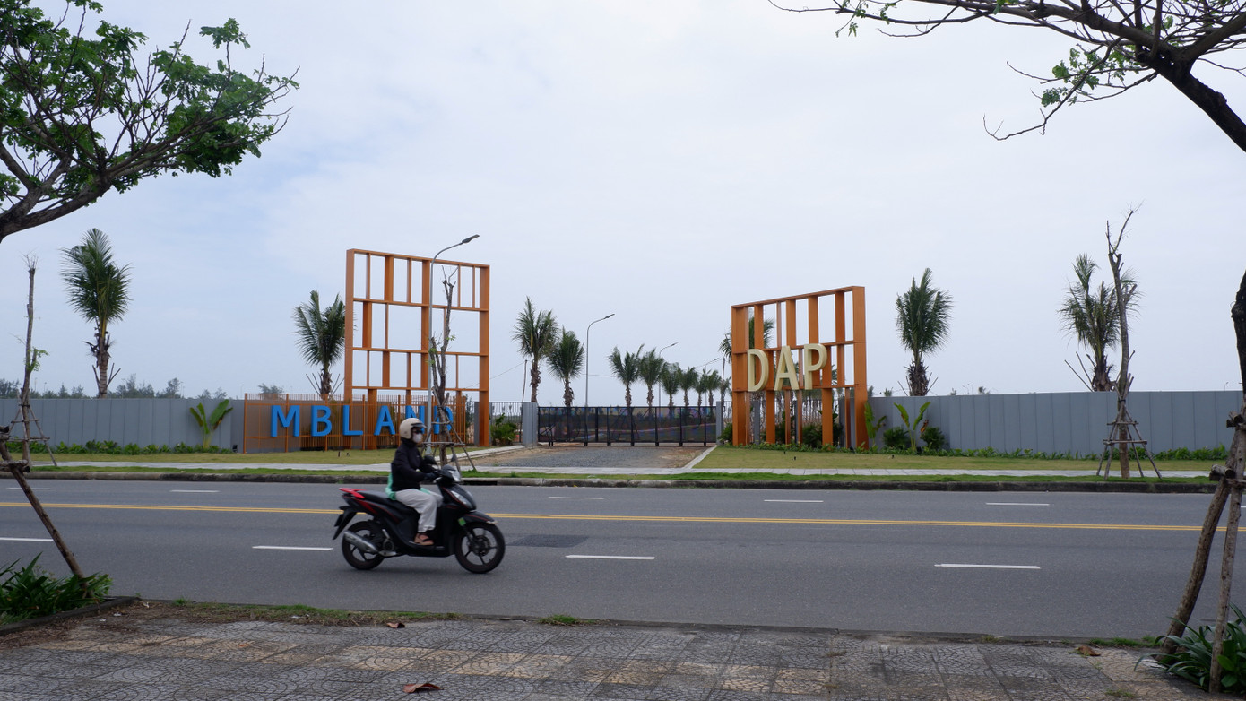 Theo người dân khu vực dự án, thời gian gần đây, khu du lịch ven biển DAP, DAP 1, DAP 2 đã khởi động trở lại. Tuy nhiên, chỉ thi công một phần đường nội bộ, trồng cây bên trong dự án, thay cổng, biển tên và tôn bao quanh dự án rồi tạm dừng chưa thấy triển khai gì thêm. Theo người dân khu vực dự án, thời gian gần đây, khu du lịch ven biển DAP, DAP 1, DAP 2 đã khởi động trở lại. Tuy nhiên, chỉ thi công một phần đường nội bộ, trồng cây bên trong dự án, thay cổng, biển tên và tôn bao quanh dự án rồi tạm dừng chưa thấy triển khai gì thêm.