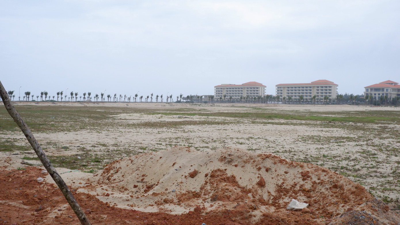 Hiện trạng bên trong khu du lịch ven biển DAP, DAP 1, DAP 2 của Công ty TNHH DAP với vốn đầu tư 5.000 tỷ đồng. Dự án có diện tích rộng hơn 30ha, nằm ở vị trí đắc địa, mặt tiền đường Trường Sa. Hiện trạng bên trong khu du lịch ven biển DAP, DAP 1, DAP 2 của Công ty TNHH DAP với vốn đầu tư 5.000 tỷ đồng. Dự án có diện tích rộng hơn 30ha, nằm ở vị trí đắc địa, mặt tiền đường Trường Sa.