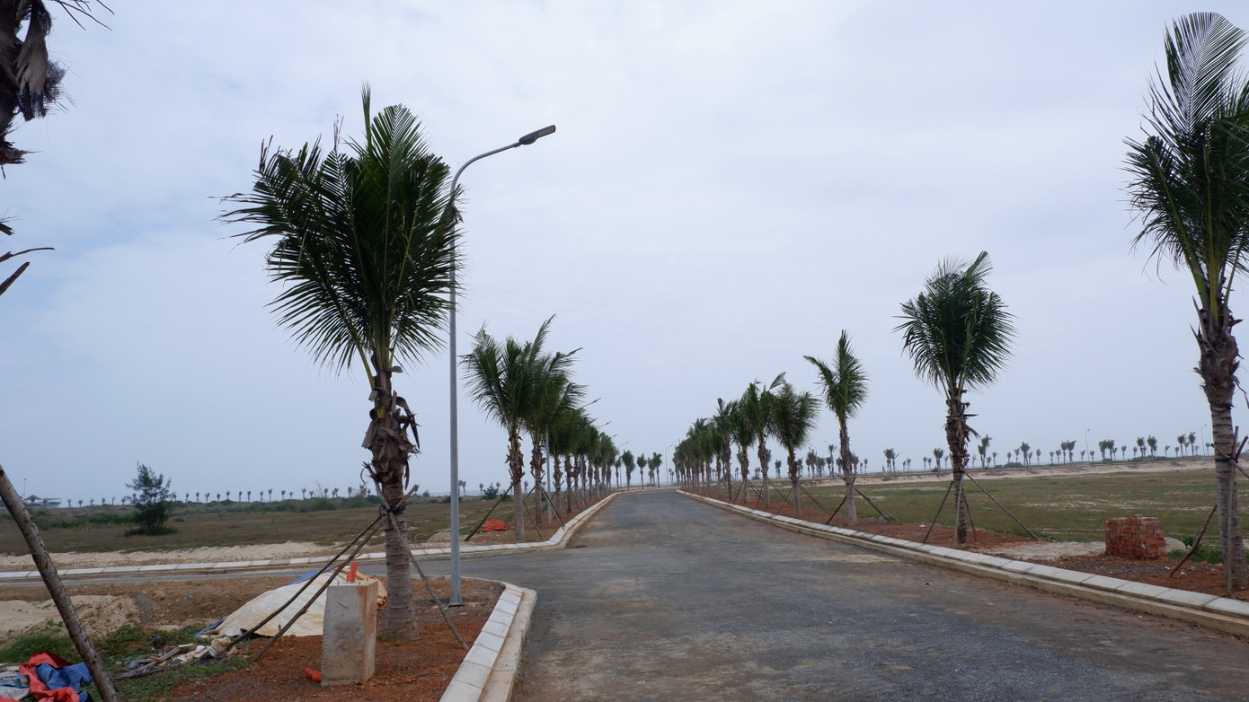 Hiện trạng bên trong khu du lịch ven biển DAP, DAP 1, DAP 2 của Công ty TNHH DAP với vốn đầu tư 5.000 tỷ đồng. Dự án có diện tích rộng hơn 30ha, nằm ở vị trí đắc địa, mặt tiền đường Trường Sa. Hiện trạng bên trong khu du lịch ven biển DAP, DAP 1, DAP 2 của Công ty TNHH DAP với vốn đầu tư 5.000 tỷ đồng. Dự án có diện tích rộng hơn 30ha, nằm ở vị trí đắc địa, mặt tiền đường Trường Sa.