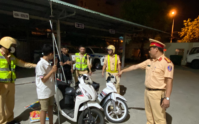 Lực lượng CSGT, Công an TP Đà Nẵng xử lý một vụ "quái xế" mang vũ khí gây rối trật tự an ninh, gây mất an toàn giao thông trên địa bàn. Lực lượng CSGT, Công an TP Đà Nẵng xử lý một vụ "quái xế" mang vũ khí gây rối trật tự an ninh, gây mất an toàn giao thông trên địa bàn.