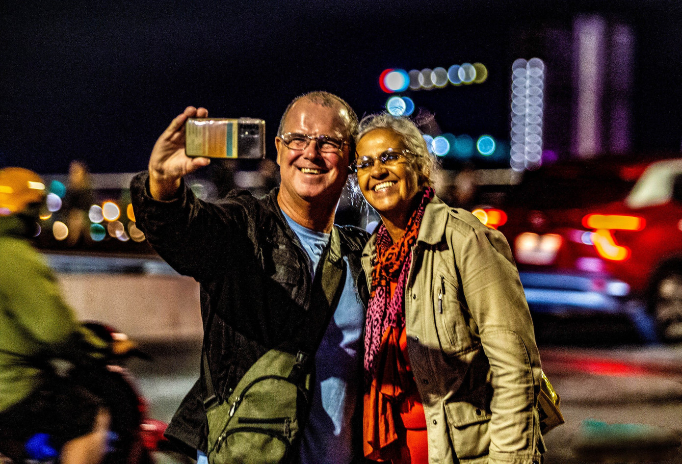 Du khách nước ngoài thích thú chụp hình lưu lại kỷ niệm ở Đà Nẵng trong thời khắc chuyển giao năm cũ và năm mới.