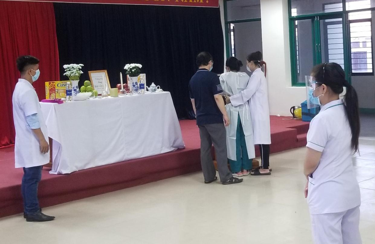 Nghẹn ngào nỗi đau mất cha trong giây phút cử hành lễ viếng. Nghẹn ngào nỗi đau mất cha trong giây phút cử hành lễ viếng.