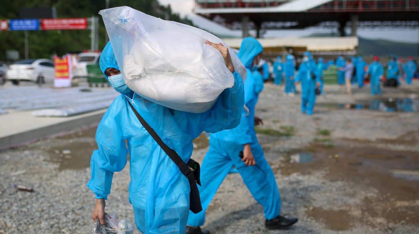 Người dân lên các xe khách, còn hành lý và xe máy sẽ được bỏ lên xe tải đồng thời chạy song hành. Nhiều người dân bất ngờ và vui sướng vì có xe đưa đón, vơi bớt nhọc nhằn, âu lo trên hành trình dài. Người dân lên các xe khách, còn hành lý và xe máy sẽ được bỏ lên xe tải đồng thời chạy song hành. Nhiều người dân bất ngờ và vui sướng vì có xe đưa đón, vơi bớt nhọc nhằn, âu lo trên hành trình dài.
