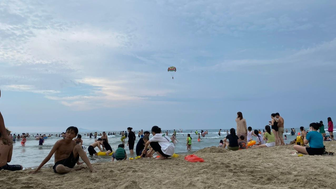 Các hoạt động thể thao trên biển như lướt sóng, dù lượn, lướt cano...cũng đã hoạt động trở lại.