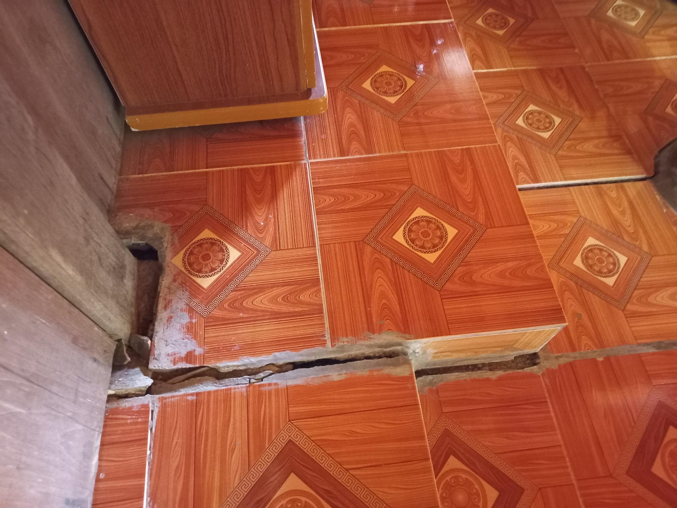 Nền nhà của người dân thôn 2 xã Phước Thành (Phước Sơn, Quảng Nam) bị nứt, sụt sâu tiềm ẩn nhiều nguy cơ. Ảnh: Nguyễn Thành