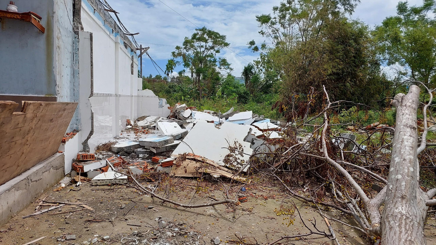 Tại khu vực tổ 130, UBND phường Hòa Minh đã tiến hành tháo dỡ 3 căn nhà xây dựng trái phép không có người ở hoặc đang giao dịch mua bán thì bị phát hiện.