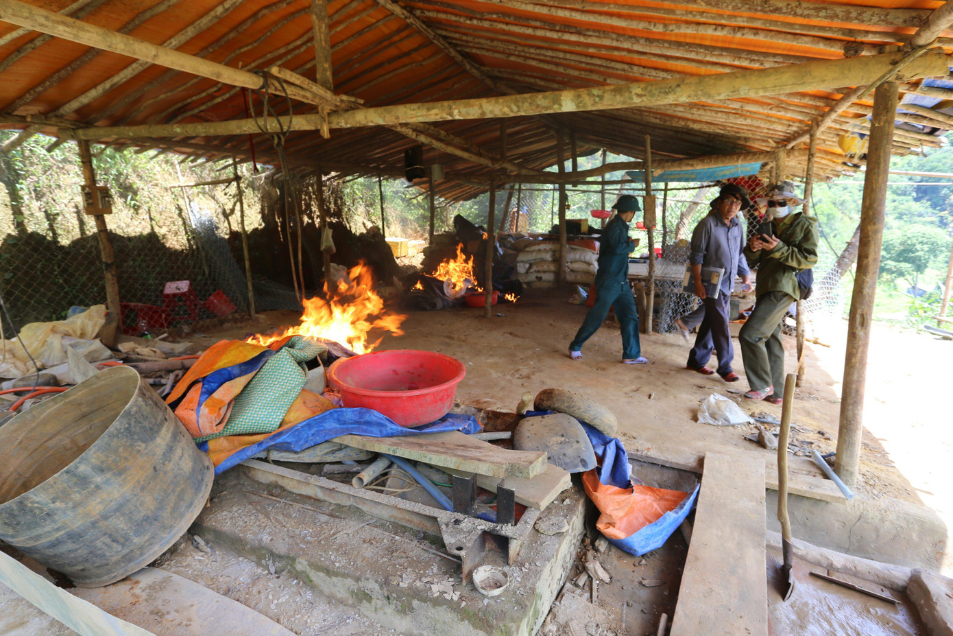 Theo báo cáo của Phòng TN&MT huyện Phước Sơn, khu vực bãi Cây Đa có 8 lán trại, trong đó có 1 trại giữ rẫy của dân địa phương, có 1 lán nghi có người ở nhưng lúc kiểm tra đã bỏ chạy đi nơi khác, để lại tư trang cá nhân và một số dụng cụ phục vụ việc khai thác khoáng sản trái phép. Theo báo cáo của Phòng TN&MT huyện Phước Sơn, khu vực bãi Cây Đa có 8 lán trại, trong đó có 1 trại giữ rẫy của dân địa phương, có 1 lán nghi có người ở nhưng lúc kiểm tra đã bỏ chạy đi nơi khác, để lại tư trang cá nhân và một số dụng cụ phục vụ việc khai thác khoáng sản trái phép.