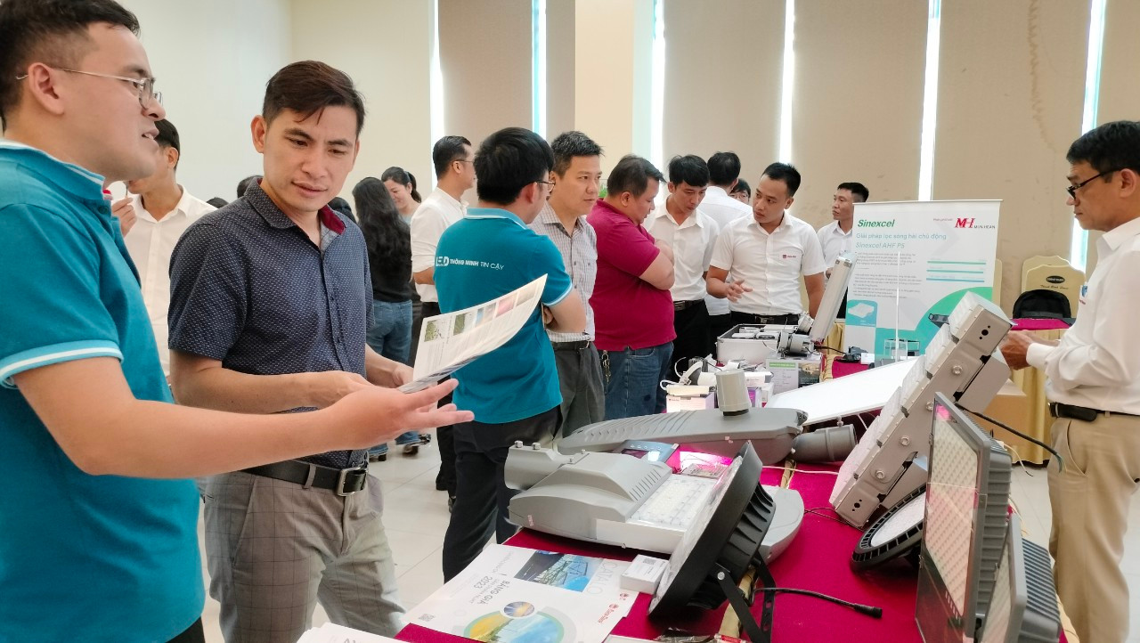 Các đơn vị, doanh nghiệp tìm hiểu công nghệ, giải pháp tiết kiệm năng lượng bên lề hội thảo. Các đơn vị, doanh nghiệp tìm hiểu công nghệ, giải pháp tiết kiệm năng lượng bên lề hội thảo.