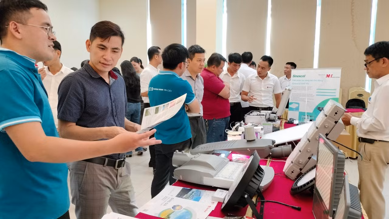 Các đơn vị, doanh nghiệp tìm hiểu công nghệ, giải pháp tiết kiệm năng lượng bên lề hội thảo. Các đơn vị, doanh nghiệp tìm hiểu công nghệ, giải pháp tiết kiệm năng lượng bên lề hội thảo.