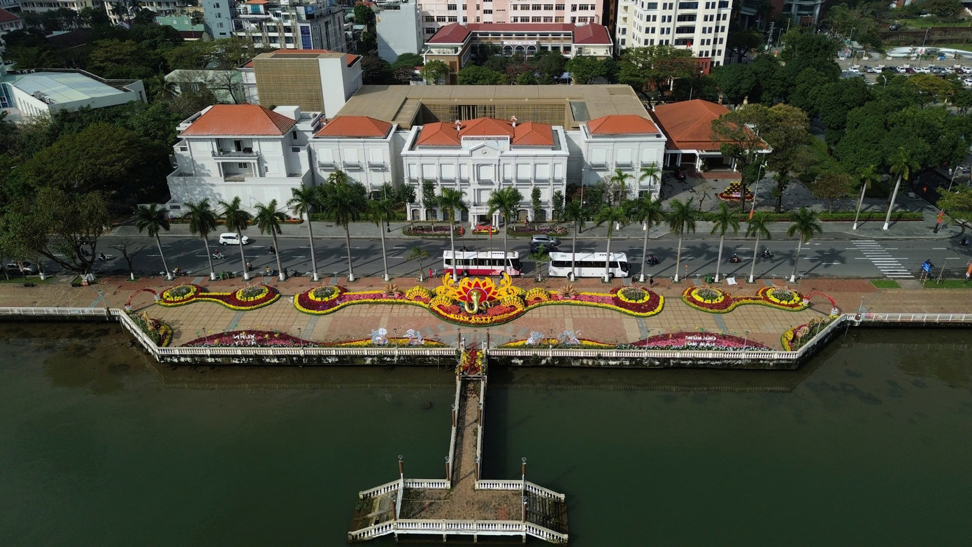 Đợt tiếp theo, sẽ dự kiến thay thế 70% khối lượng hoa, giữ lại các mô hình chính, chỉ thay thế các bộ chữ trong mô hình phù hợp với kỷ niệm chào mừng 50 năm giải phóng miền Nam thống nhất đất nước (30/4/1975 – 30/4/2025) và ngày Quốc tế Lao động (1/ 5). Kinh phí đợt 1 là hơn 7,7 tỷ đồng, dự kiến từ nguồn vốn chi thường xuyên của Sở Xây dựng.