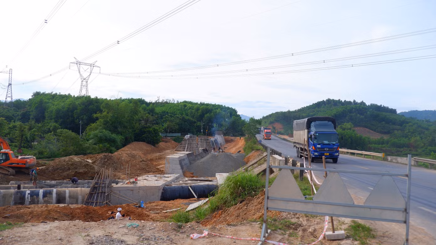 Trên tuyến hiện vẫn còn các vị trí điện cao thế chưa được triển khai di dời chậm. Vướng mắc mặt bằng là một trong những nguyên nhân khiến khối lượng thi công dự án đến nay chưa đảm bảo theo tiến độ.