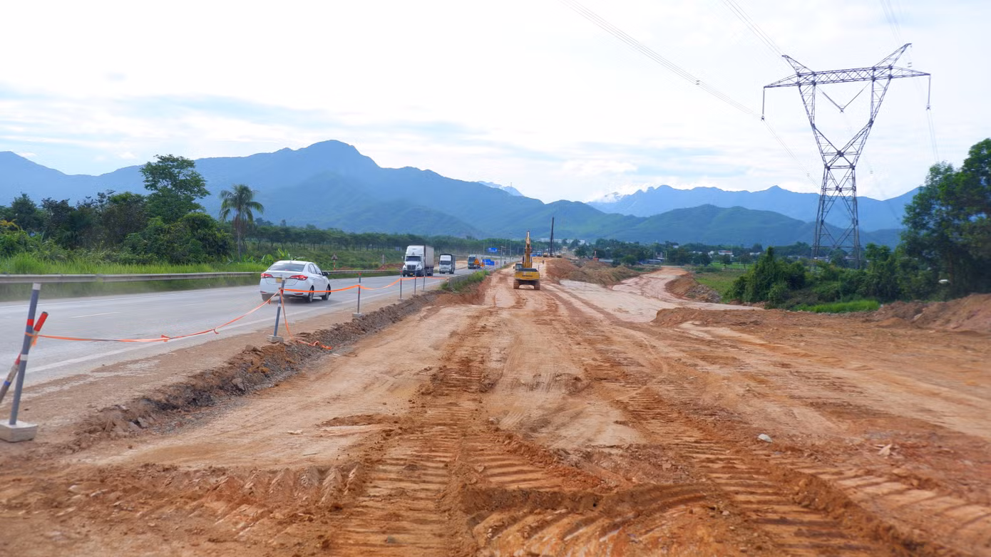 Theo UBND huyện Hòa Vang, thời gian qua, thành phố đã chỉ đạo quyết liệt các địa phương, sở, ban, ngành, đơn vị liên quan đẩy nhanh tiến độ giải phóng mặt bằng và hỗ trợ nhà thầu trong quá trình thi công. Đến nay, công tác này đã đạt kết quả khả quan với 10/11,5km dự án.