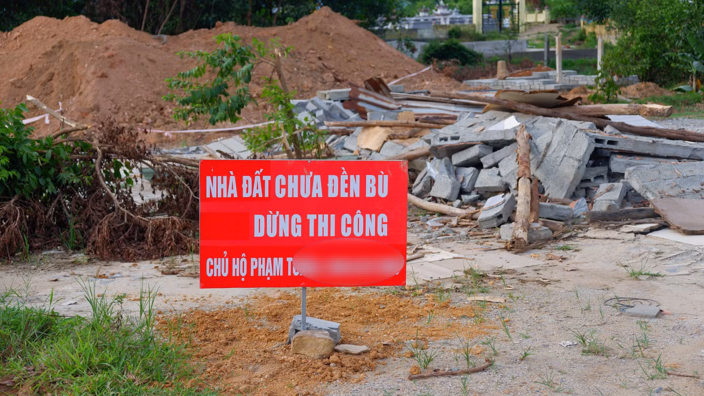 Theo ghi nhận của phóng viên, dọc tuyến cao tốc đang thi công dang dở rất nhiều vị trí vẫn chưa thể bàn giao mặt bằng cho đơn vị thi công do vướng công tác giải phóng mặt bằng. Nhiều người dân cắm biển, giăng dây yêu cầu dừng thi công vì nhà đất gia đình mình chưa đền bù xong.