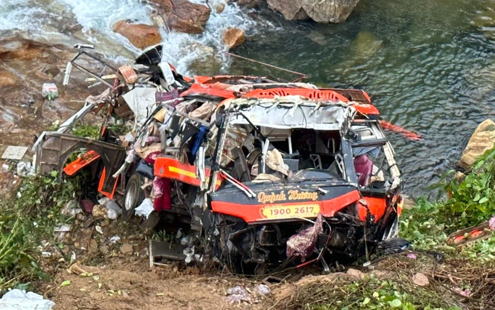 Xe khách biến dạng sau khi rơi xuống vực sâu.