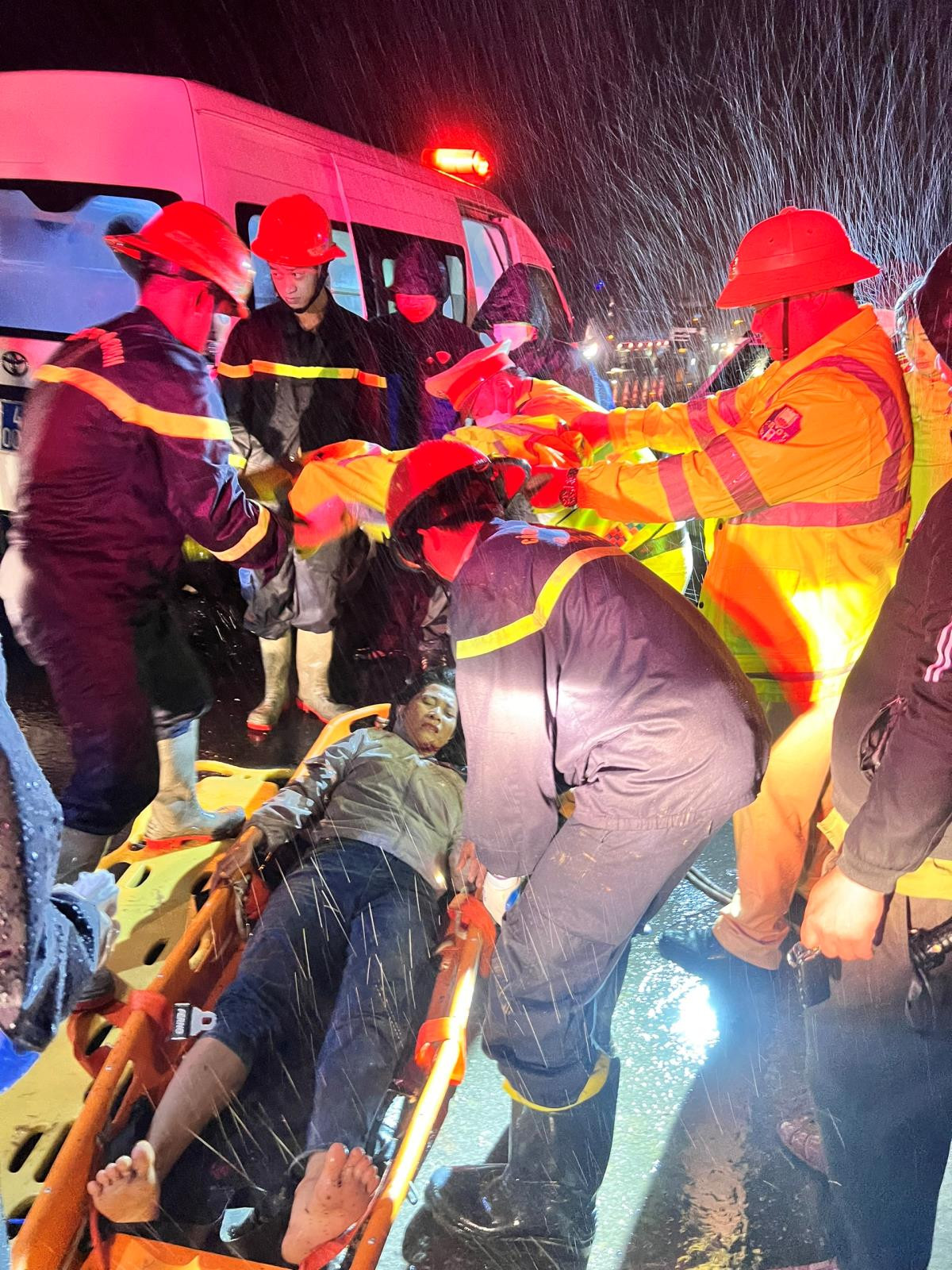 Đưa nạn nhân bị thương đi cấp cứu sau vụ tai nạn.