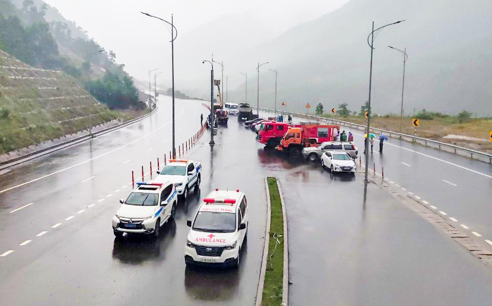 Cơ quan chức năng kiểm tra các điều kiện sẵn sàng vận hành trước giờ thông xe.