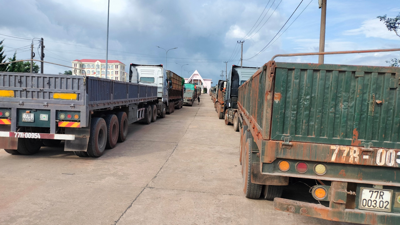 Xe ô tô xếp hàng dài chờ làm thủ tục qua cửa khẩu quốc tế Nam Giang vào mỗi buổi sáng.