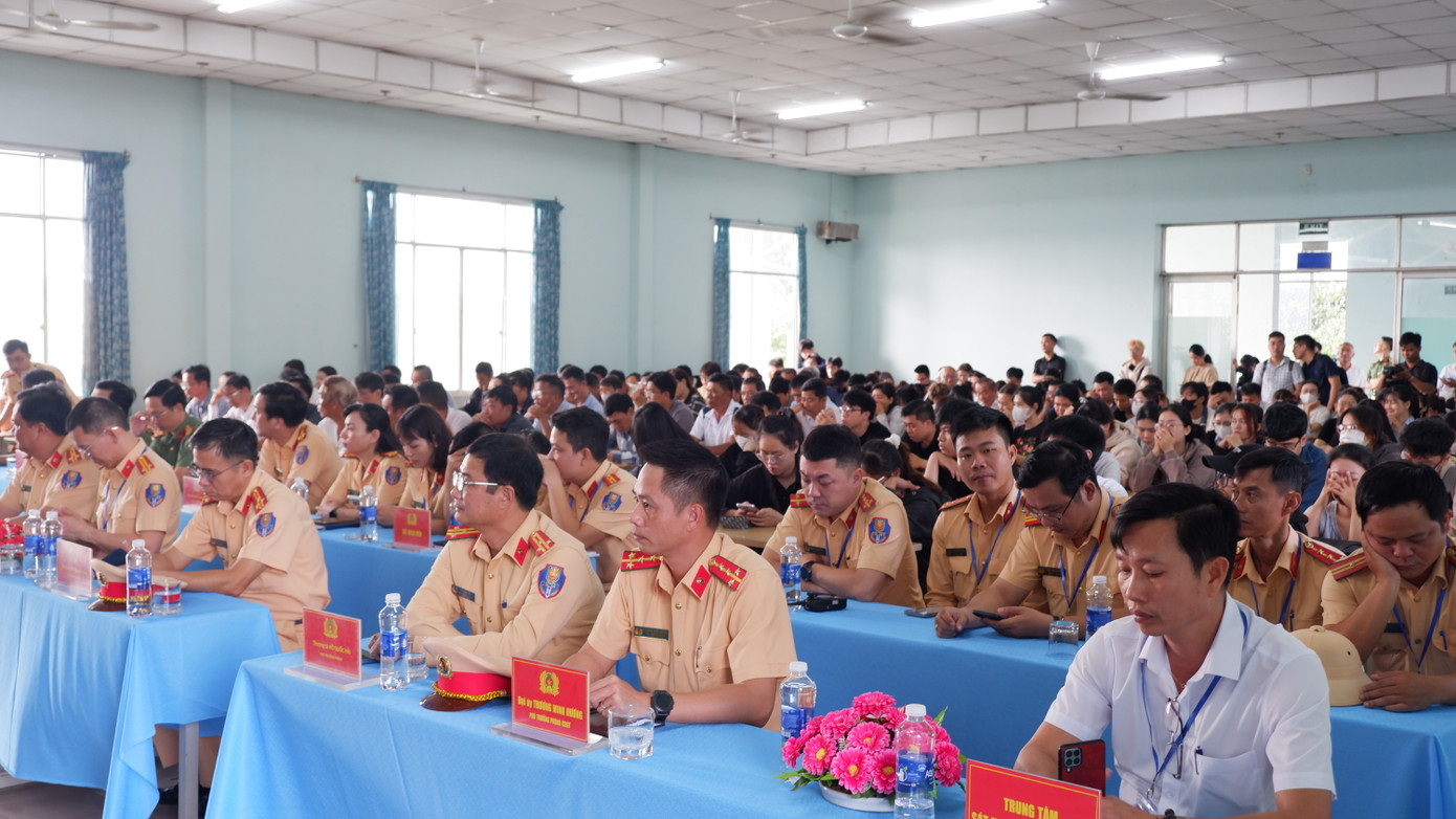Đại tá Trần Phòng - Phó Giám đốc Công an TP. Đà Nẵng - cho biết, sau 6 tỉnh, thành phố trực thuộc Trung ương (gồm Bắc Giang, Vĩnh Phúc, Phú Thọ, Tiền Giang, Hậu Giang, Cần Thơ), Đà Nẵng là địa phương thứ 7 trong cả nước tổ chức Kỳ sát hạch để cấp Giấy phép lái xe theo chức năng, nhiệm vụ mới của lực lượng Công an nhân dân. "Đây là nỗ lực lớn của lực lượng Công an thành phố trong tiếp nhận và tổ chức thực hiện nhiệm vụ mới, dưới sự chỉ đạo sâu sát của Bộ Công an, UBND TP và các đơn vị liên quan,” ông Phòng nhấn mạnh. Đại tá Trần Phòng - Phó Giám đốc Công an TP. Đà Nẵng - cho biết, sau 6 tỉnh, thành phố trực thuộc Trung ương (gồm Bắc Giang, Vĩnh Phúc, Phú Thọ, Tiền Giang, Hậu Giang, Cần Thơ), Đà Nẵng là địa phương thứ 7 trong cả nước tổ chức Kỳ sát hạch để cấp Giấy phép lái xe theo chức năng, nhiệm vụ mới của lực lượng Công an nhân dân. "Đây là nỗ lực lớn của lực lượng Công an thành phố trong tiếp nhận và tổ chức thực hiện nhiệm vụ mới, dưới sự chỉ đạo sâu sát của Bộ Công an, UBND TP và các đơn vị liên quan,” ông Phòng nhấn mạnh.