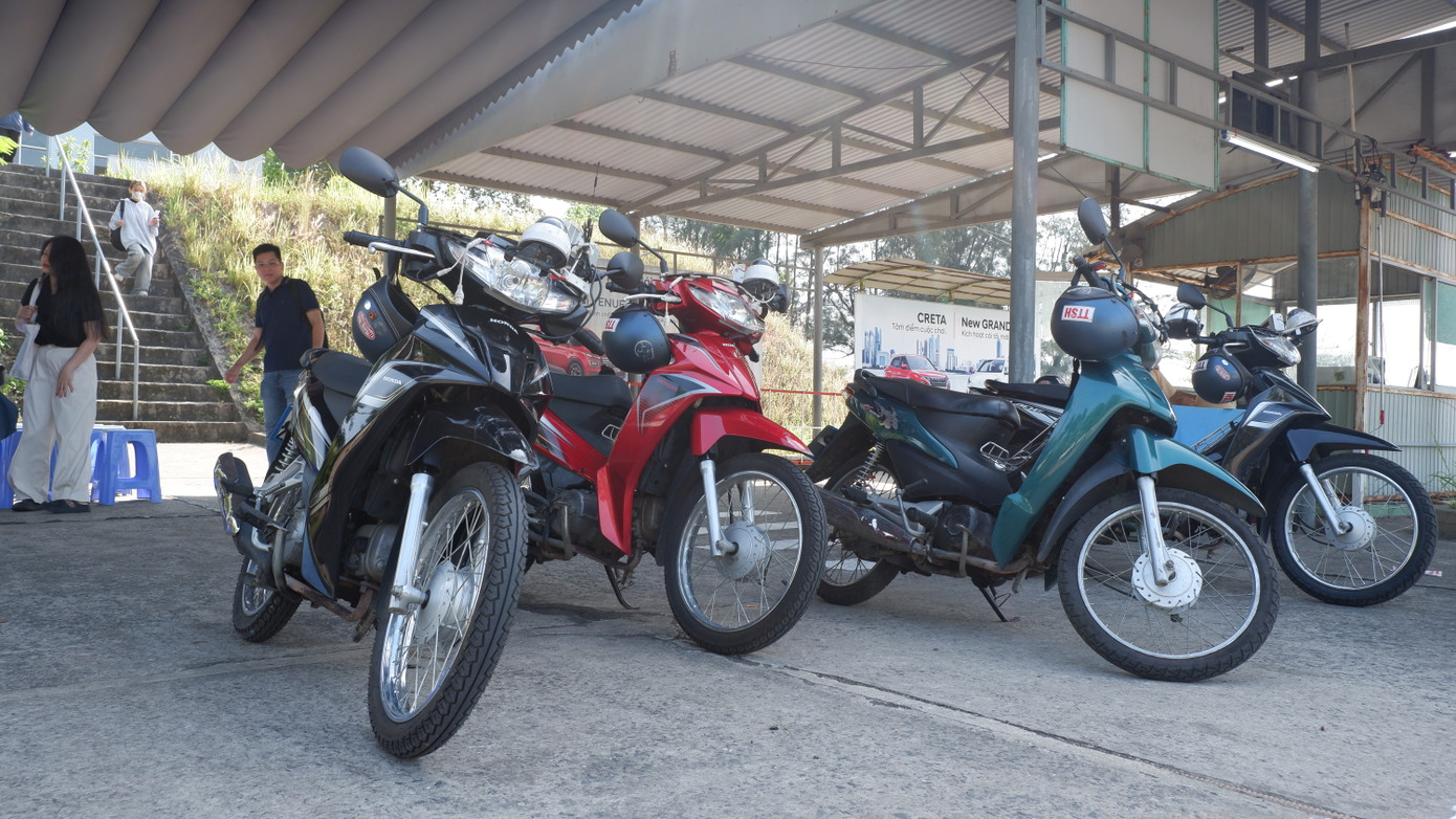 Có 4 xe máy phục vụ các thí sinh thi sát hạch bằng lái xe mô tô. Trên các xe đều có gắn thiết bị định vị, cảm biến và camera giám sát để chấm điểm một cách chính xác nhất. Có 4 xe máy phục vụ các thí sinh thi sát hạch bằng lái xe mô tô. Trên các xe đều có gắn thiết bị định vị, cảm biến và camera giám sát để chấm điểm một cách chính xác nhất.