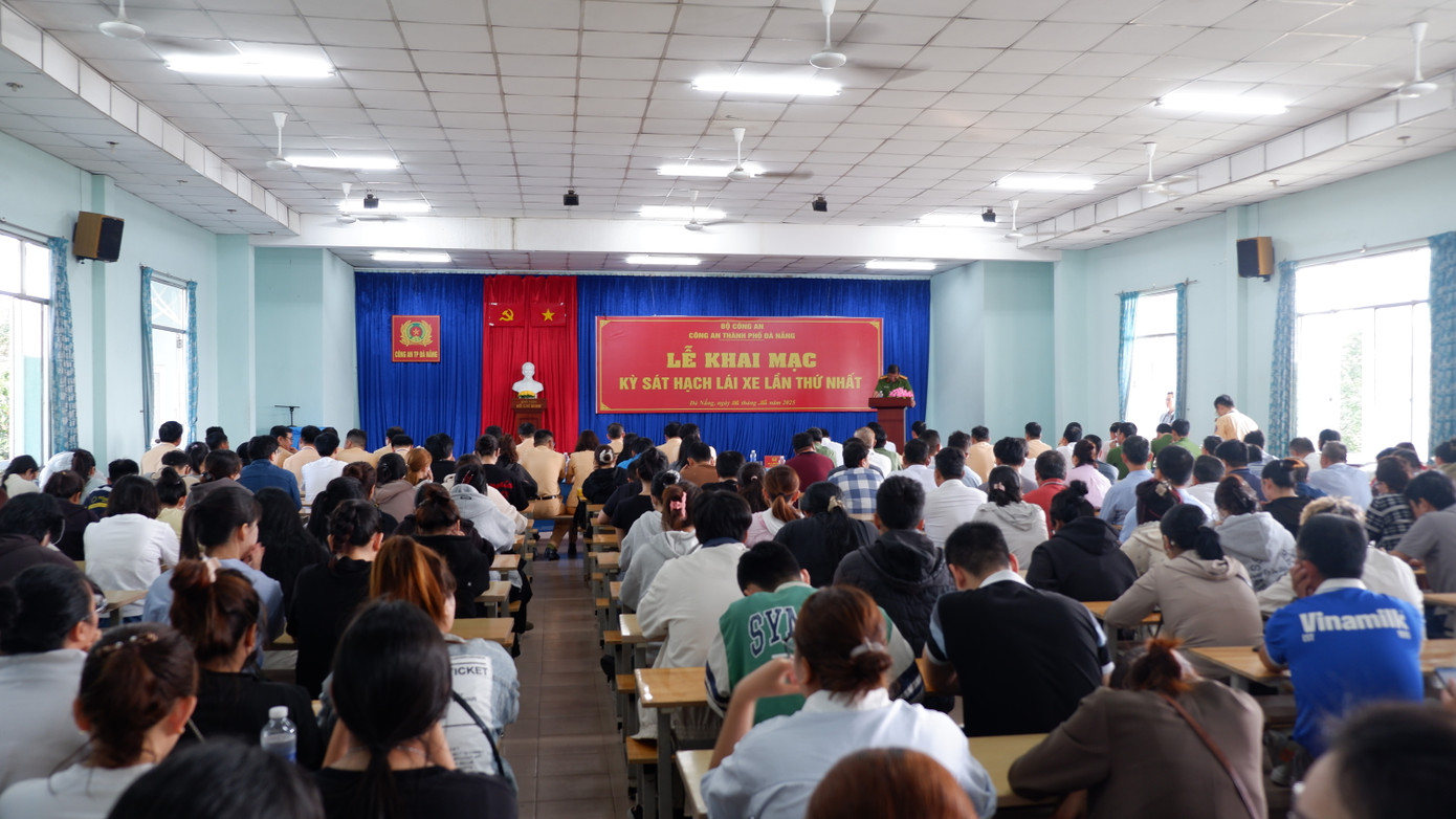 Ngày 6/5, Công an TP. Đà Nẵng tổ chức khai mạc kỳ sát hạch lái xe lần thứ I. Đây là kỳ sát hạch được tổ chức để cấp Giấy phép lái xe theo chức năng, nhiệm vụ mới của lực lượng Công an thành phố sau khi nhận chuyển giao từ Sở Giao thông vận tải (cũ). Ngày 6/5, Công an TP. Đà Nẵng tổ chức khai mạc kỳ sát hạch lái xe lần thứ I. Đây là kỳ sát hạch được tổ chức để cấp Giấy phép lái xe theo chức năng, nhiệm vụ mới của lực lượng Công an thành phố sau khi nhận chuyển giao từ Sở Giao thông vận tải (cũ).