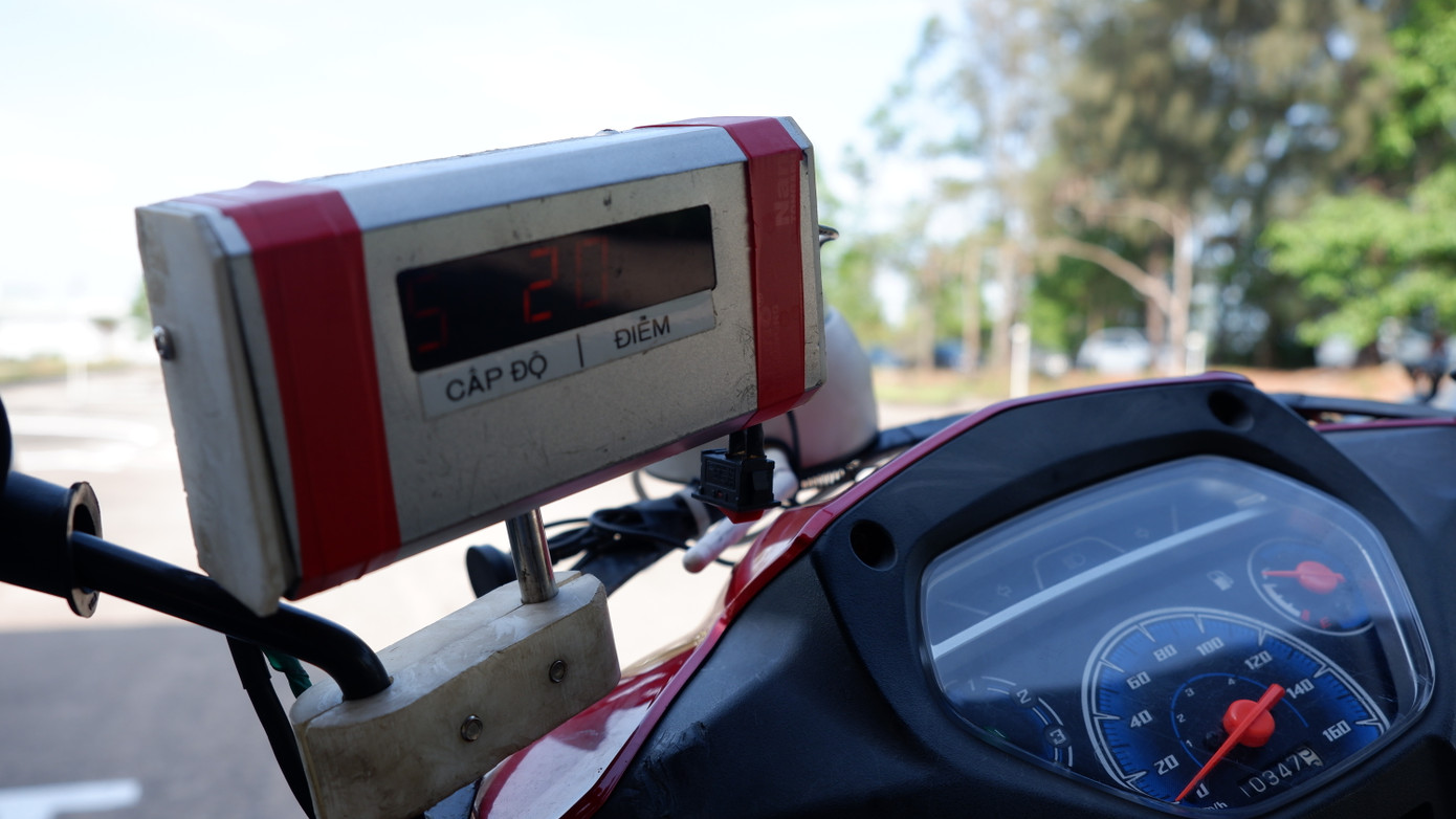 Có 4 xe máy phục vụ các thí sinh thi sát hạch bằng lái xe mô tô. Trên các xe đều có gắn thiết bị định vị, cảm biến và camera giám sát để chấm điểm một cách chính xác nhất. Có 4 xe máy phục vụ các thí sinh thi sát hạch bằng lái xe mô tô. Trên các xe đều có gắn thiết bị định vị, cảm biến và camera giám sát để chấm điểm một cách chính xác nhất.