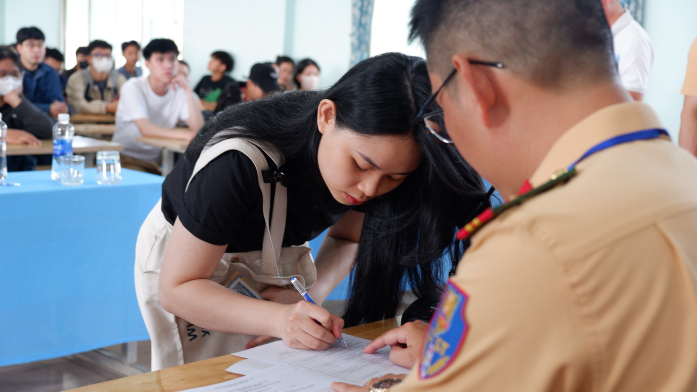 Thay mặt lãnh đạo Công an TP. Đà Nẵng, Đại tá Trần Phòng cũng gửi lời xin lỗi đến người dân và những thí sinh tham gia kỳ sát hạch hôm nay vì sự chậm trễ trong tổ chức kỳ sát hạch lái xe. Đồng thời, mong muốn nhận được sự thông cảm, chia sẻ do Công an TP phải tập trung báo cáo Bộ Công an cùng cơ quan chức năng để tháo gỡ, giải quyết nhiều vấn đề theo quy định của pháp luật để chuyển giao nhiệm vụ để phòng ngừa thất thoát, lãng phí. Thay mặt lãnh đạo Công an TP. Đà Nẵng, Đại tá Trần Phòng cũng gửi lời xin lỗi đến người dân và những thí sinh tham gia kỳ sát hạch hôm nay vì sự chậm trễ trong tổ chức kỳ sát hạch lái xe. Đồng thời, mong muốn nhận được sự thông cảm, chia sẻ do Công an TP phải tập trung báo cáo Bộ Công an cùng cơ quan chức năng để tháo gỡ, giải quyết nhiều vấn đề theo quy định của pháp luật để chuyển giao nhiệm vụ để phòng ngừa thất thoát, lãng phí.